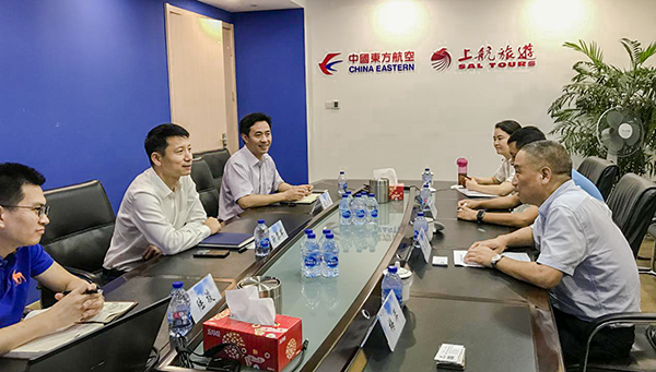7月9日，集團(tuán)公司董事長李漢東、副總經(jīng)理龔勇一行前往上航假期國際旅行社總部，拜訪上航假期總經(jīng)理靳黎軍，雙方就下一步開展更加深入的合作進(jìn)行了洽談。市場(chǎng)營銷部、經(jīng)營管理部相關(guān)負(fù)責(zé)人陪同參加。.png