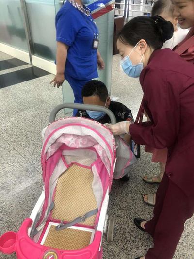 圖片1.png“真情服務(wù)”是讓旅客更加安心、放心、舒心的出行。行查室作為部門進(jìn)港服務(wù)的最后一個環(huán)節(jié)，在日常工作中也很注重服務(wù)細(xì)節(jié)。6月10日，行查室工作人員幫助旅客打開嬰兒車，為她排憂解難。.png
