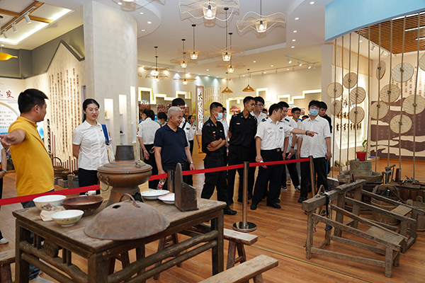 “助力鄉(xiāng)村振興，踐行艱苦奮斗” 將新員工黨性教育活動(dòng)搬到對(duì)口幫扶村.jpg