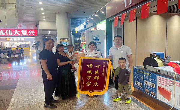 心系群眾，情暖萬(wàn)家—— 綿陽(yáng)機(jī)場(chǎng)安檢站暖心服務(wù)獲錦旗.png