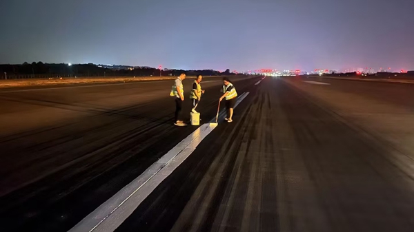 深夜，航班結(jié)束后，工作人員對跑道中心線進行復新_副本.jpg